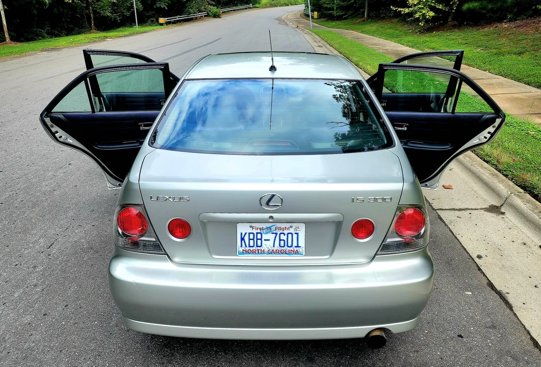 2001 Lexus IS 1st Gen - Image 17 of 31