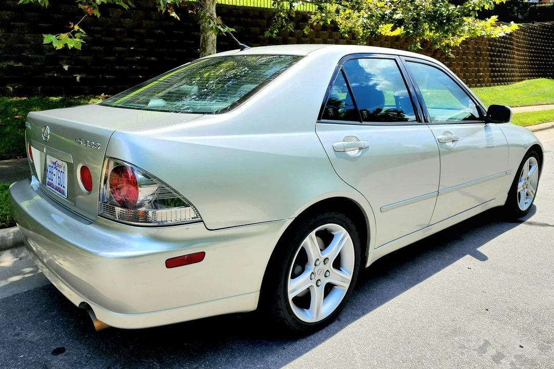 2001 Lexus IS 1st Gen - Image 19 of 31
