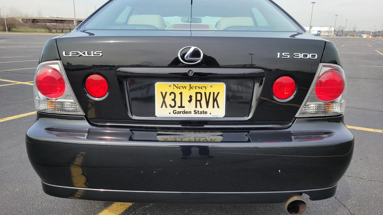 2001 Lexus IS 1st Gen - Image 27 of 31