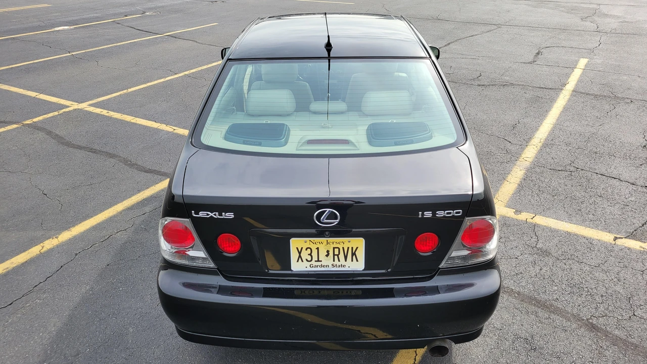 2001 Lexus IS 1st Gen - Image 25 of 31