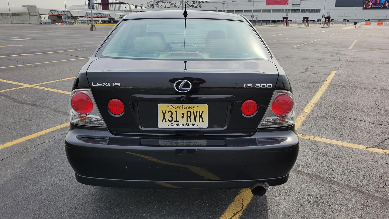 2001 Lexus IS 1st Gen - Image 26 of 31