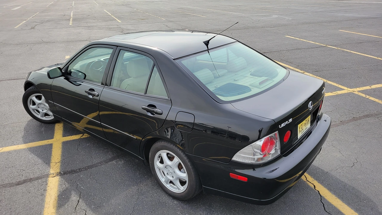 2001 Lexus IS 1st Gen - Image 17 of 31