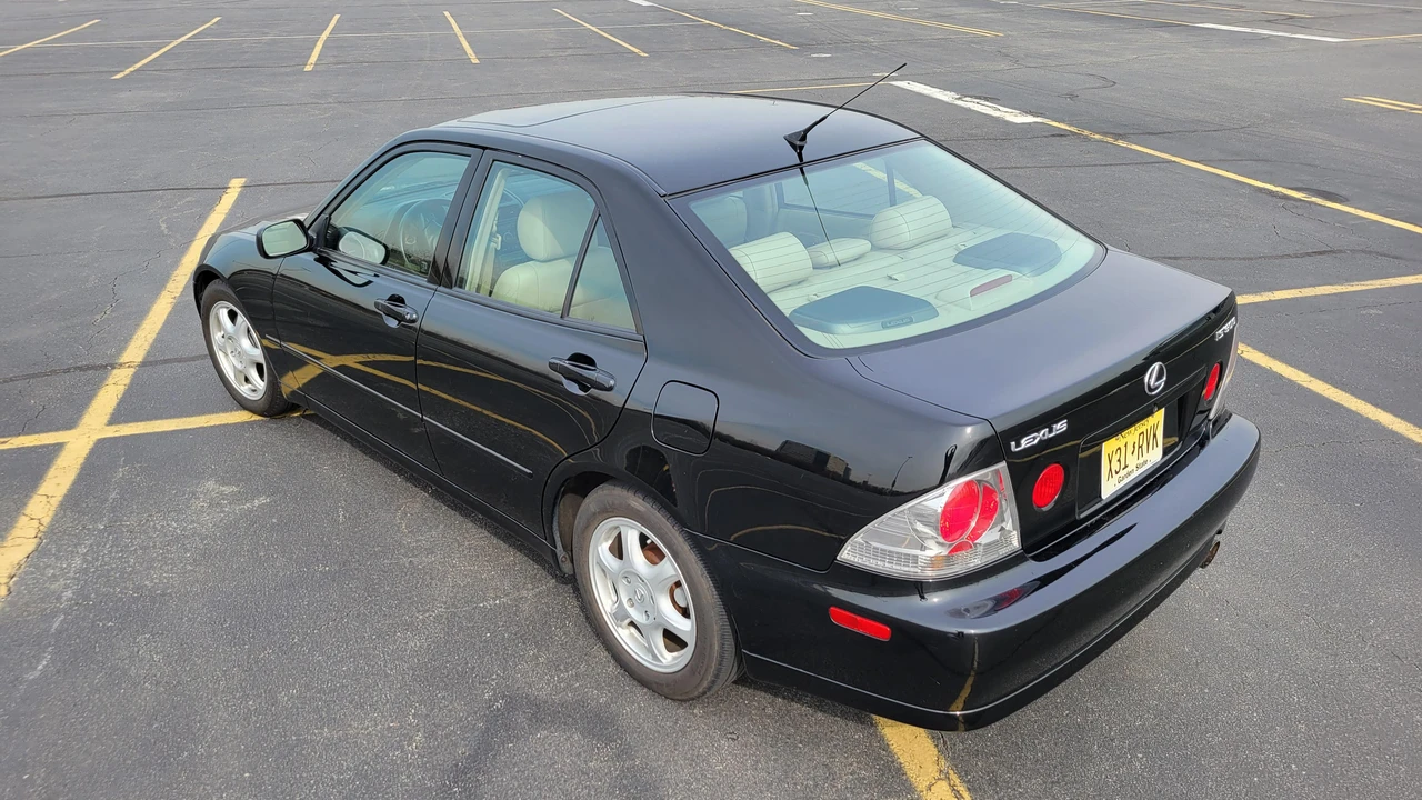 2001 Lexus IS 1st Gen - Image 18 of 31