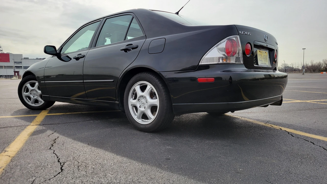 2001 Lexus IS 1st Gen - Image 19 of 31