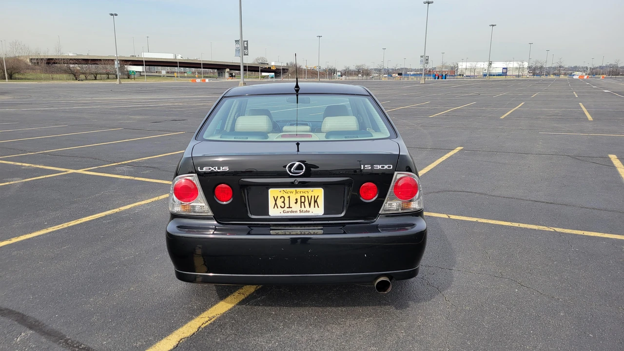 2001 Lexus IS 1st Gen - Image 23 of 31