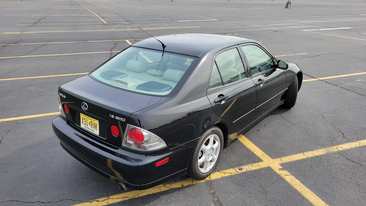 2001 Lexus IS 1st Gen - Image 30 of 31