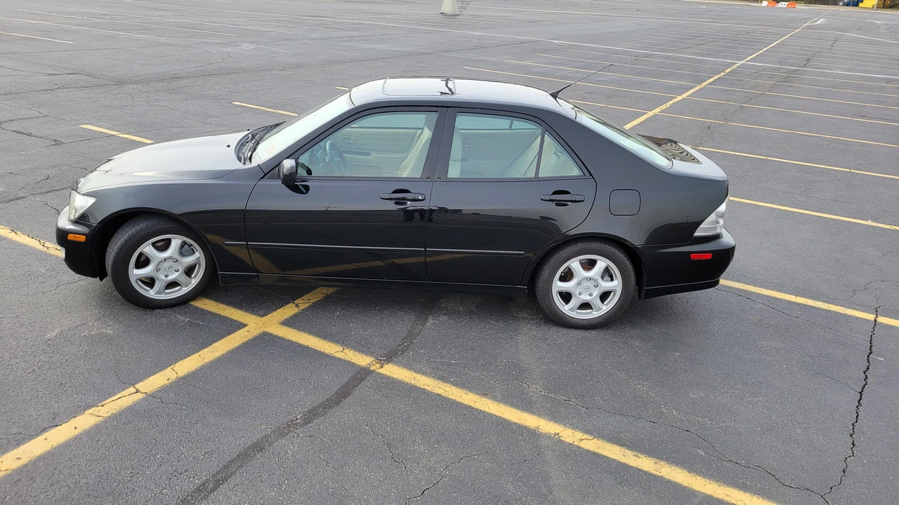 2001 Lexus IS 1st Gen - Image 13 of 31