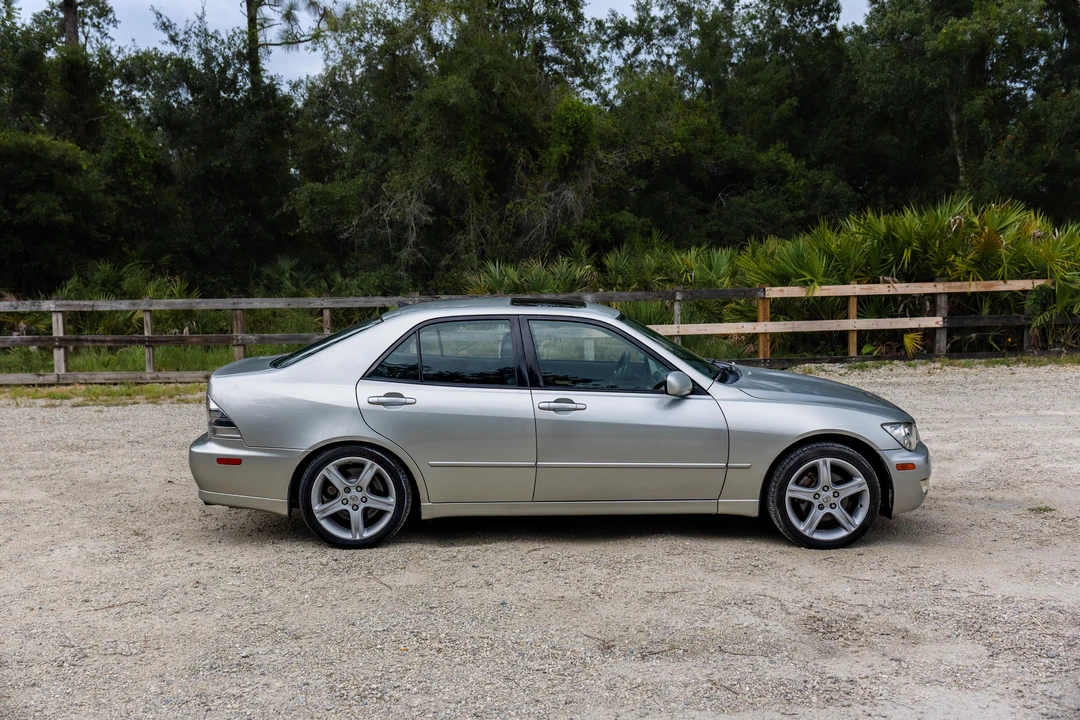 2001 Lexus IS 1st Gen - Image 26 of 31