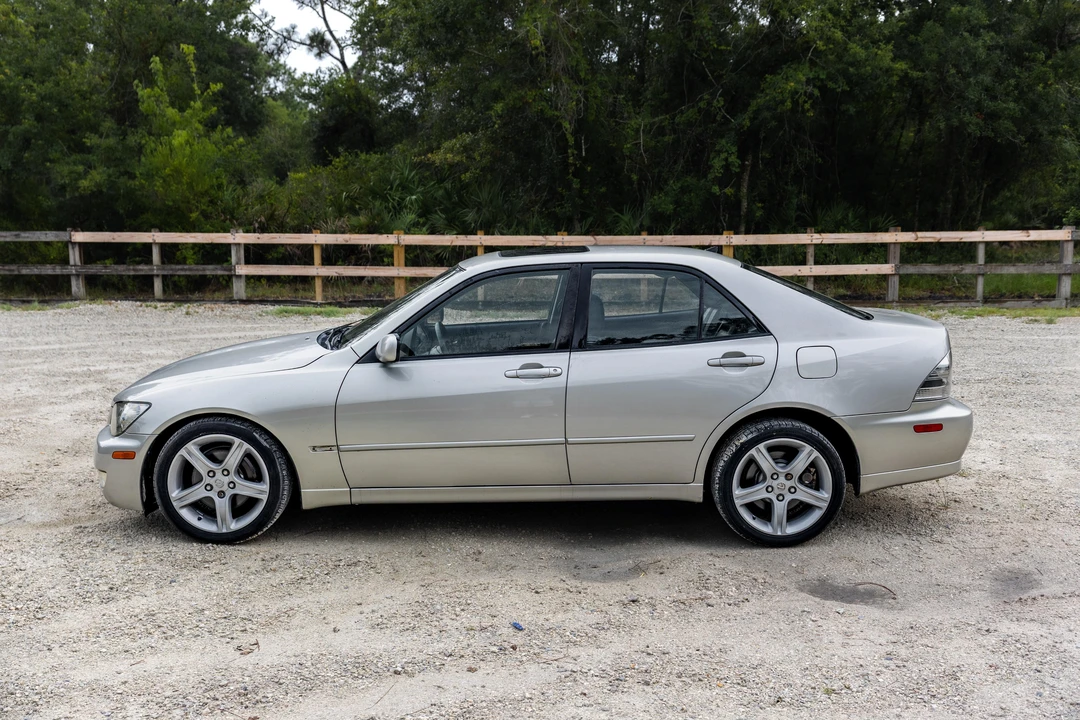 2001 Lexus IS 1st Gen - Image 13 of 31