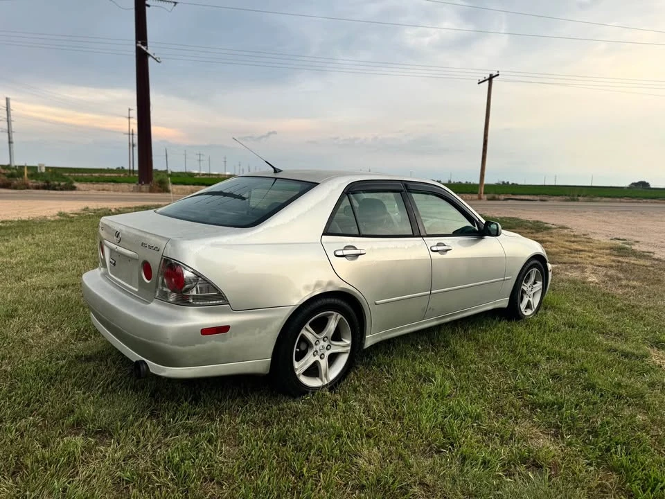 2001 Lexus IS 1st Gen - Image 4 of 8