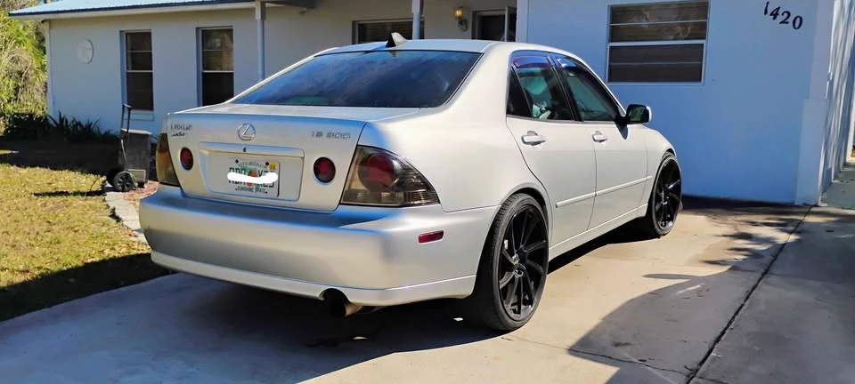 2001 Lexus IS 1st Gen - Image 2 of 3