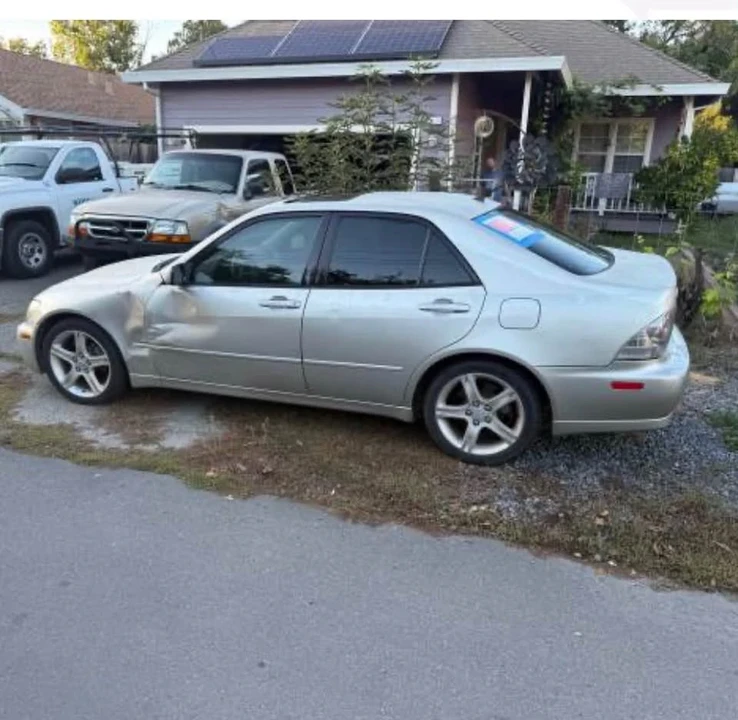2001 Lexus IS 1st Gen - Image 2 of 3