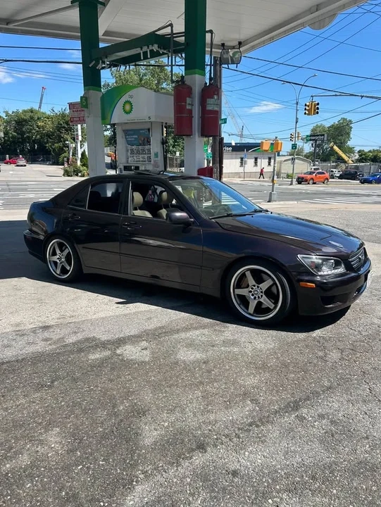2001 Lexus IS 1st Gen - Image 2 of 3