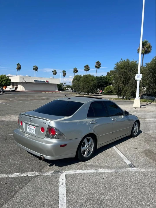 2001 Lexus IS 1st Gen - Image 17 of 19
