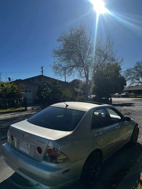 2001 Lexus IS 1st Gen - Image 4 of 4
