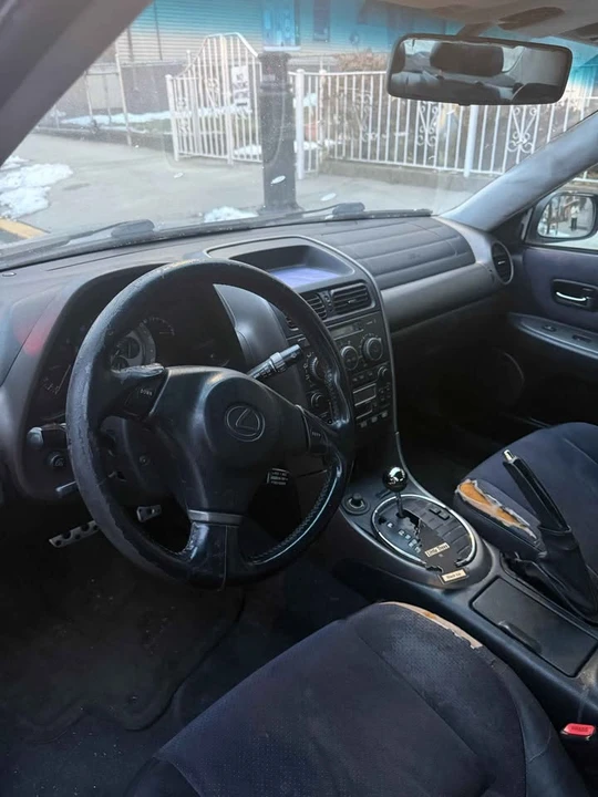 2001 Lexus IS - Image 3 of 11
