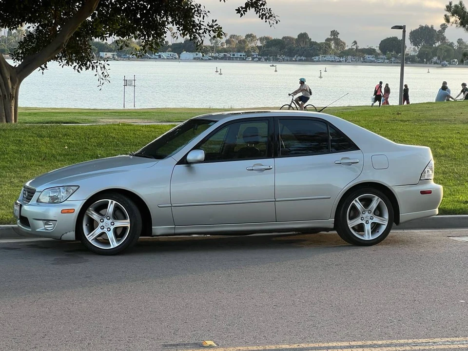 2001 Lexus IS 1st Gen - Image 5 of 18