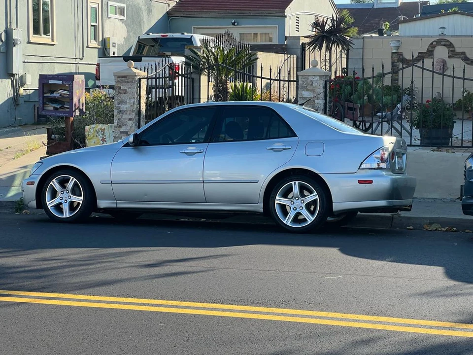 2001 Lexus IS 1st Gen - Image 13 of 18