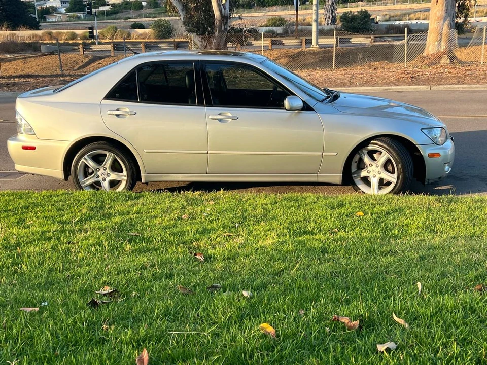 2001 Lexus IS 1st Gen - Image 11 of 18