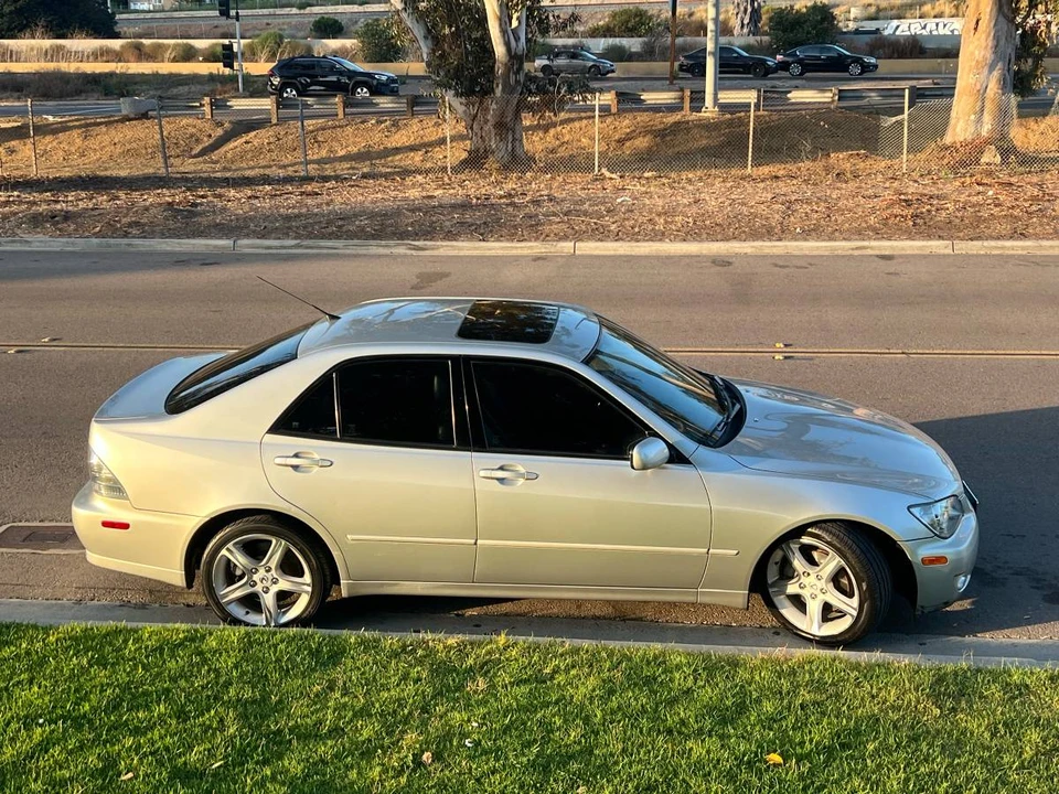 2001 Lexus IS 1st Gen - Image 12 of 18