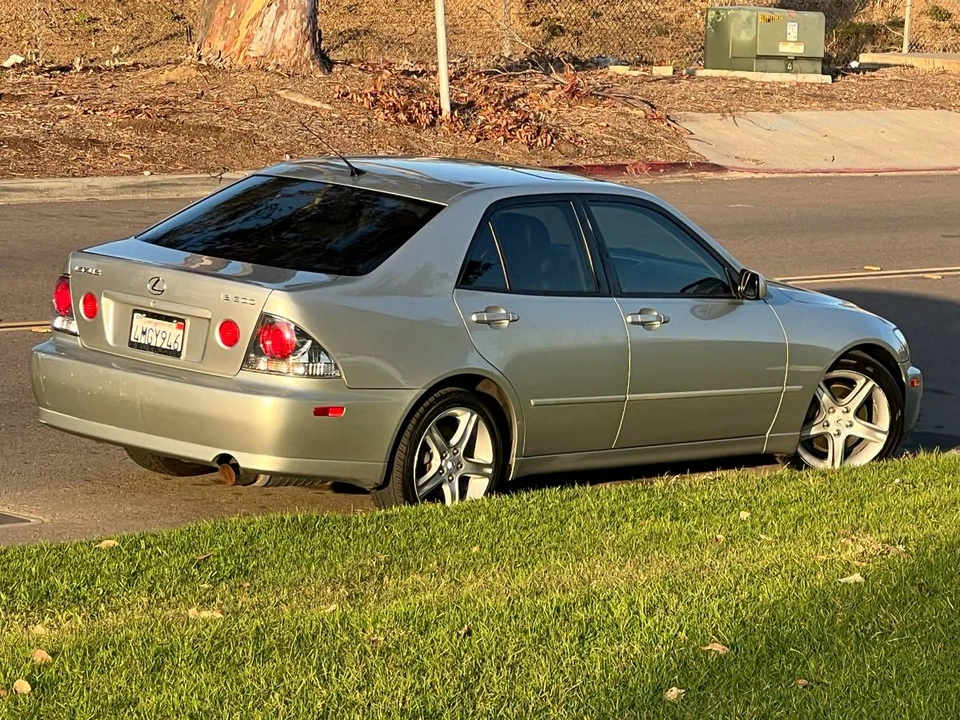 2001 Lexus IS 1st Gen - Image 9 of 18