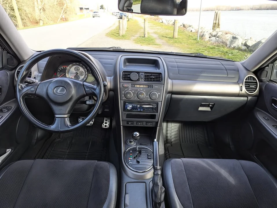 2001 Lexus IS 1st Gen - Image 10 of 13