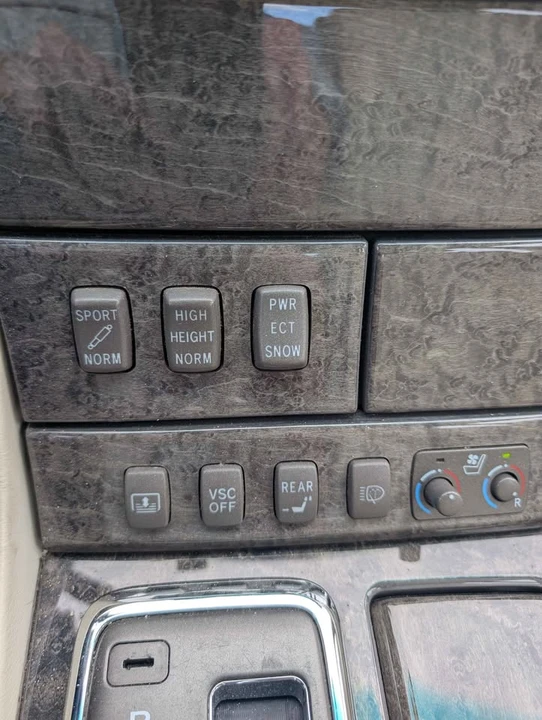 2001 Lexus LS 3rd Gen - Image 9 of 13