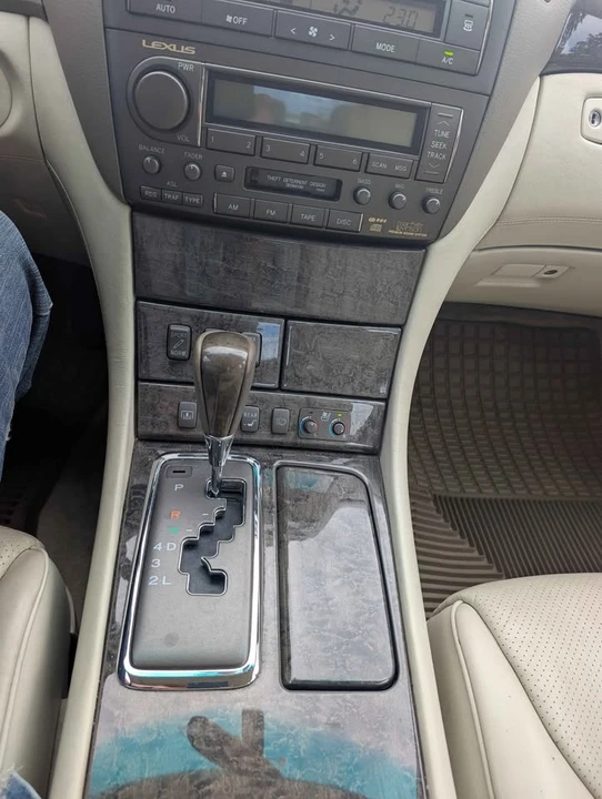 2001 Lexus LS 3rd Gen - Image 11 of 13