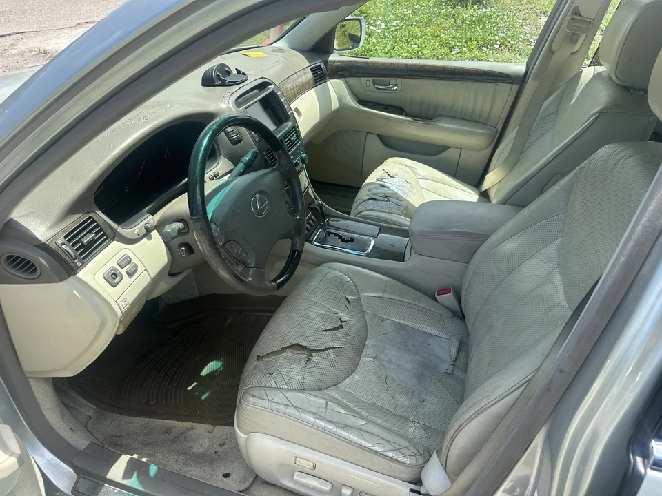 2001 Lexus LS 3rd Gen - Image 11 of 15