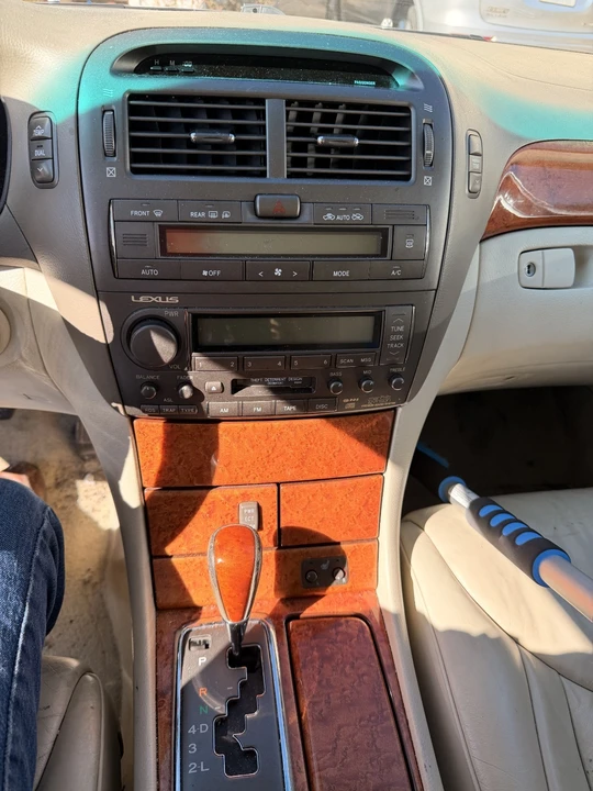 2001 Lexus LS 3rd Gen - Image 13 of 20