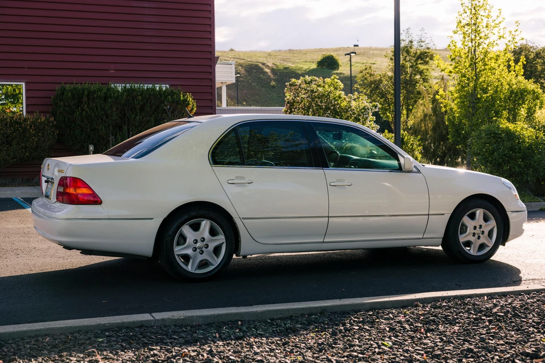2001 Lexus LS 3rd Gen - Image 21 of 31