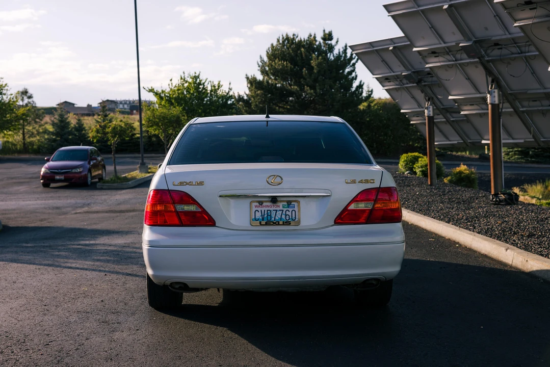 2001 Lexus LS 3rd Gen - Image 16 of 31