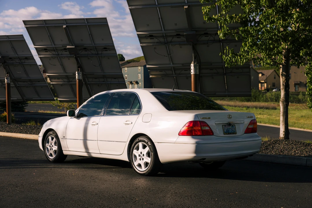 2001 Lexus LS 3rd Gen - Image 13 of 31