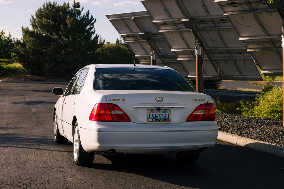 2001 Lexus LS 3rd Gen - Image 15 of 31