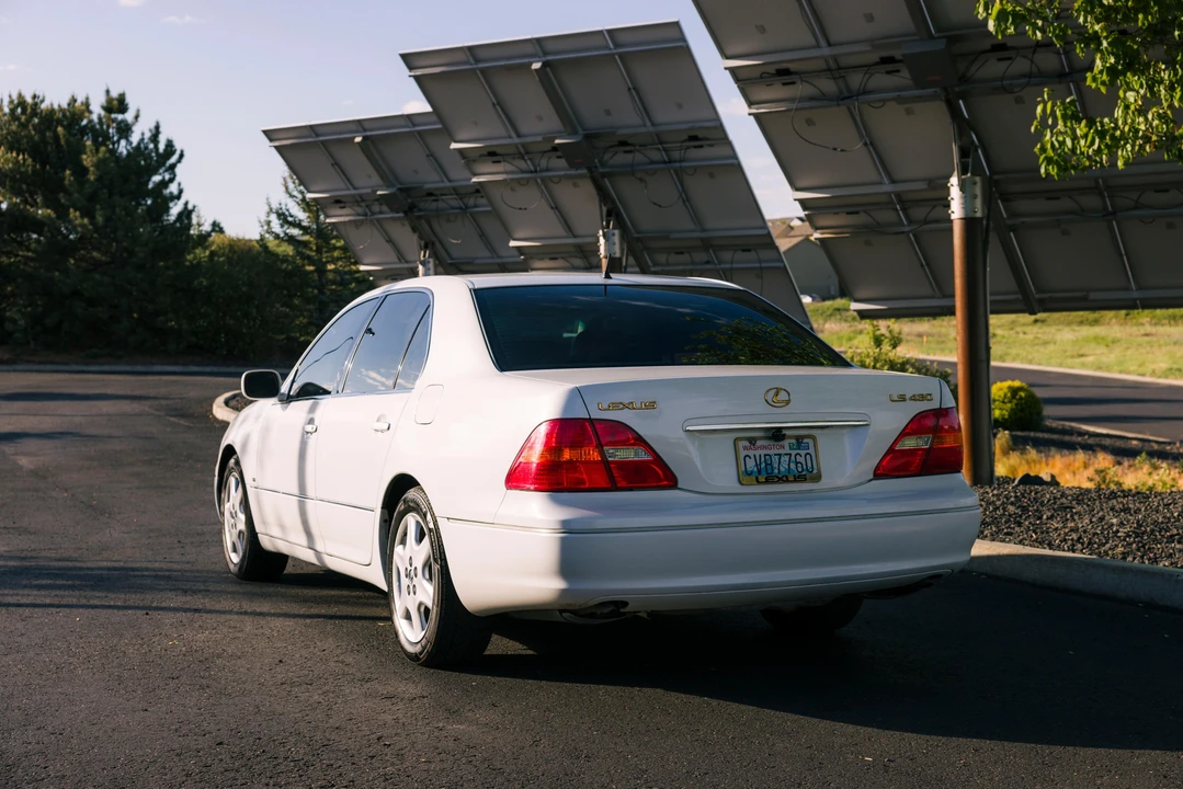 2001 Lexus LS 3rd Gen - Image 14 of 31