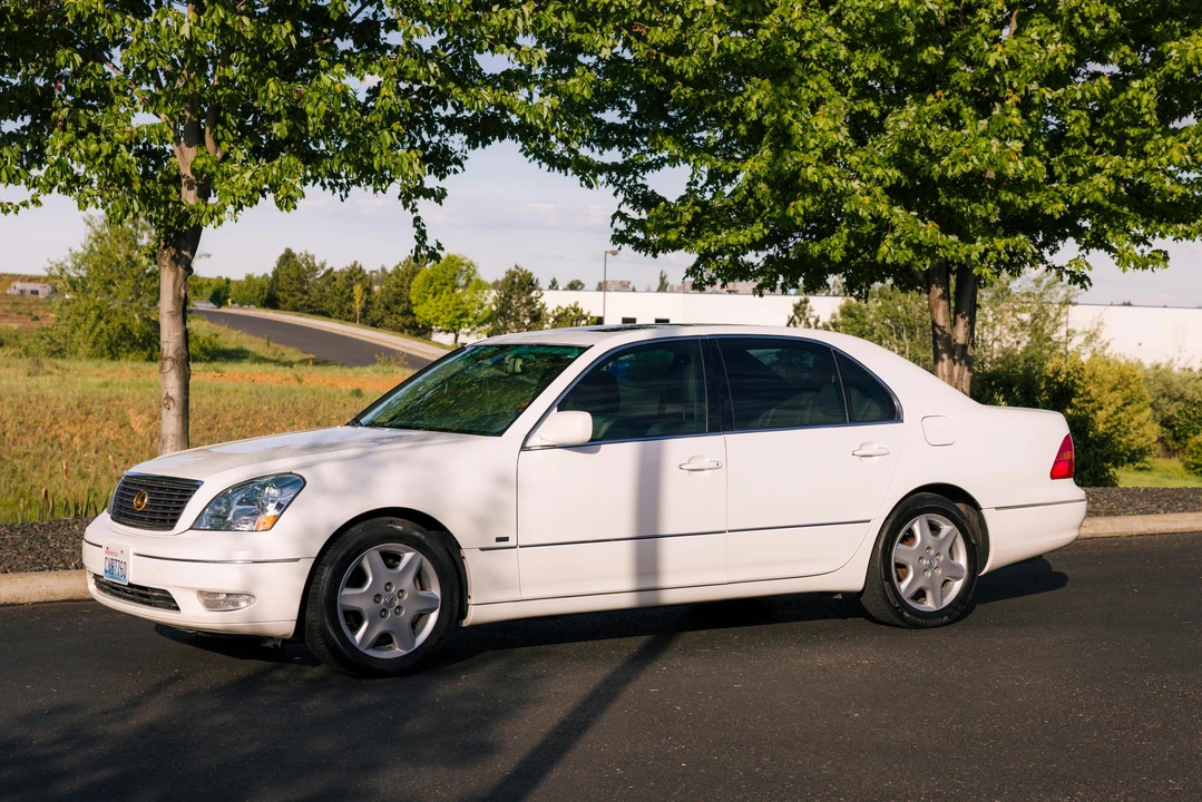 2001 Lexus LS 3rd Gen - Image 11 of 31
