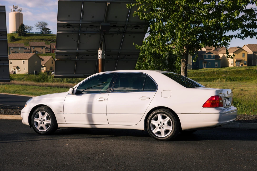 2001 Lexus LS 3rd Gen - Image 4 of 31