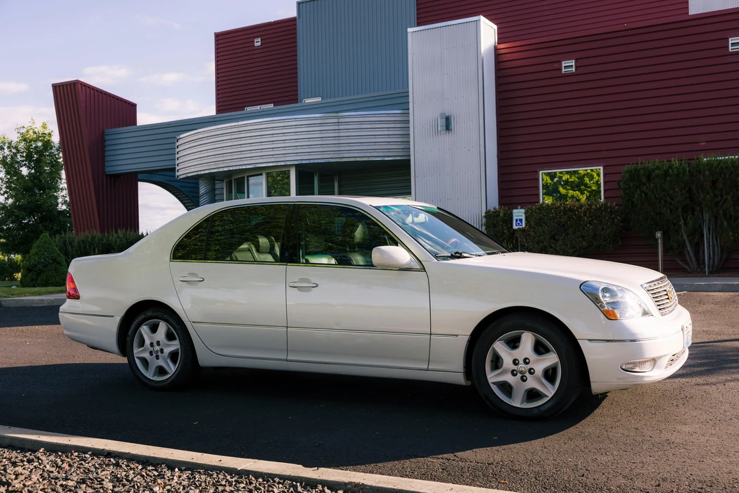 2001 Lexus LS 3rd Gen - Image 23 of 31
