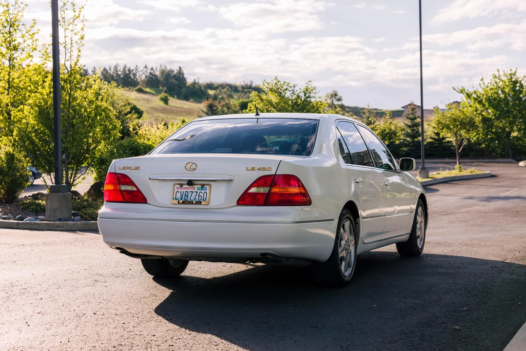 2001 Lexus LS 3rd Gen - Image 17 of 31