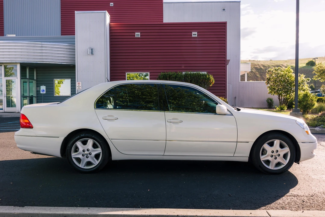 2001 Lexus LS 3rd Gen - Image 3 of 31