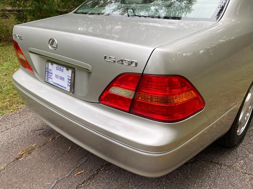 2001 Lexus LS 3rd Gen - Image 27 of 31