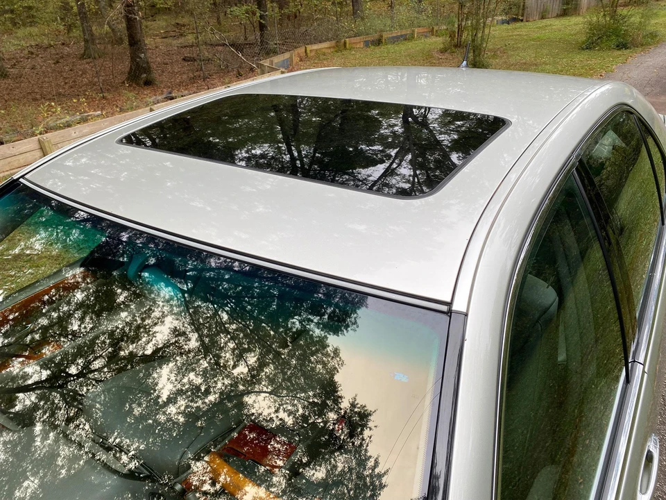 2001 Lexus LS 3rd Gen - Image 17 of 31