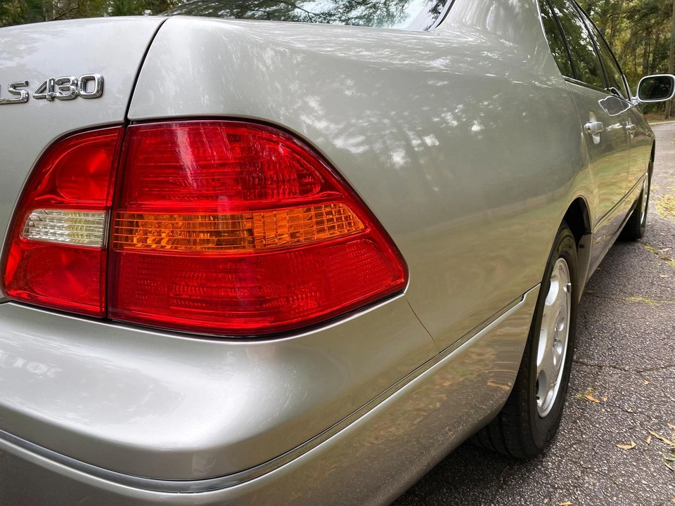 2001 Lexus LS 3rd Gen - Image 26 of 31