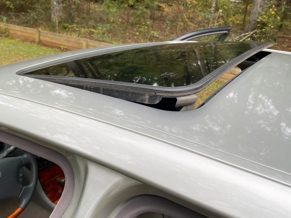 2001 Lexus LS 3rd Gen - Image 21 of 31