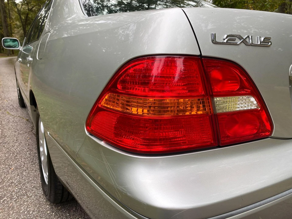 2001 Lexus LS 3rd Gen - Image 24 of 31