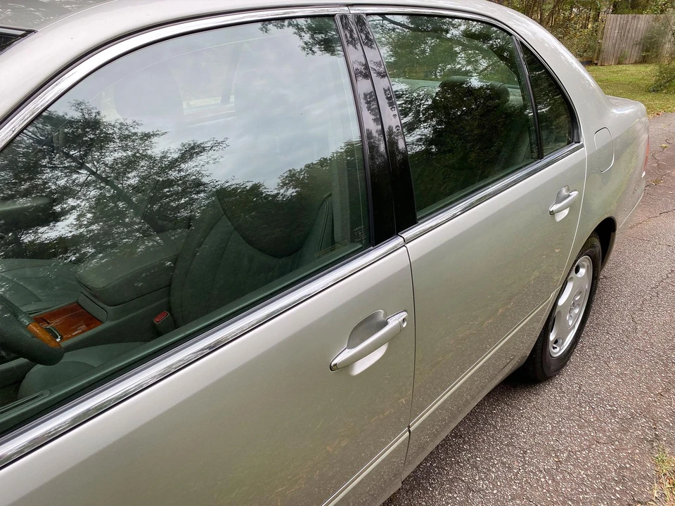 2001 Lexus LS 3rd Gen - Image 19 of 31