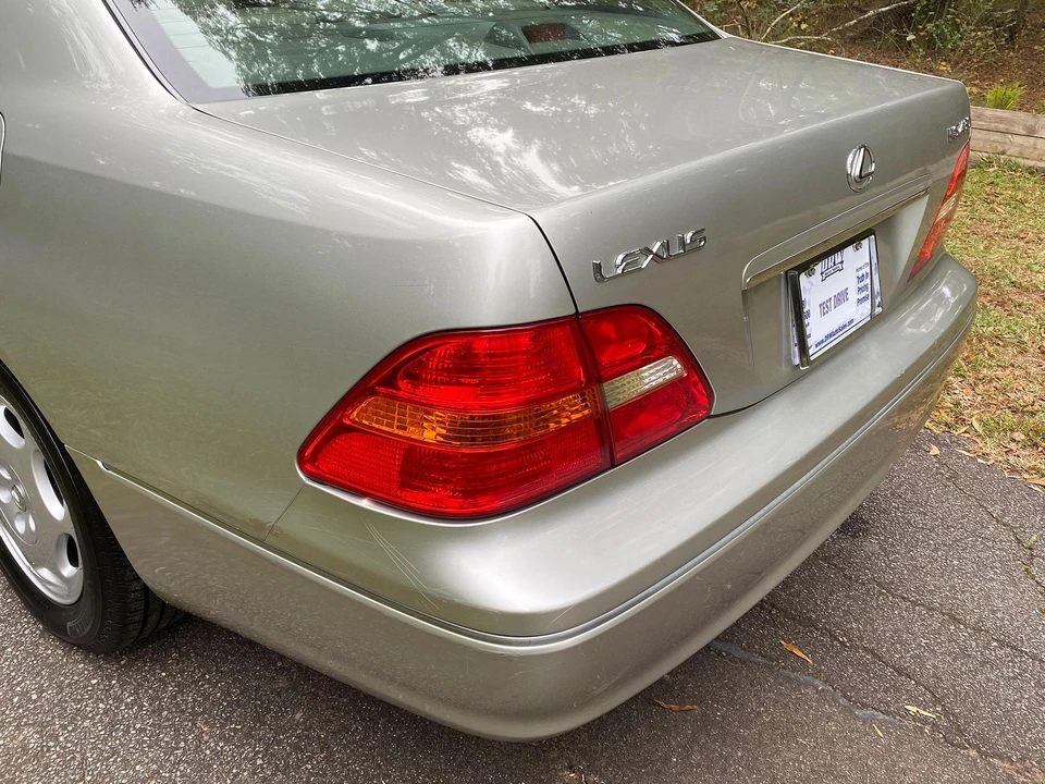 2001 Lexus LS 3rd Gen - Image 23 of 31