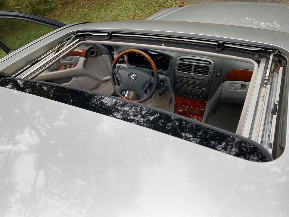 2001 Lexus LS 3rd Gen - Image 29 of 31