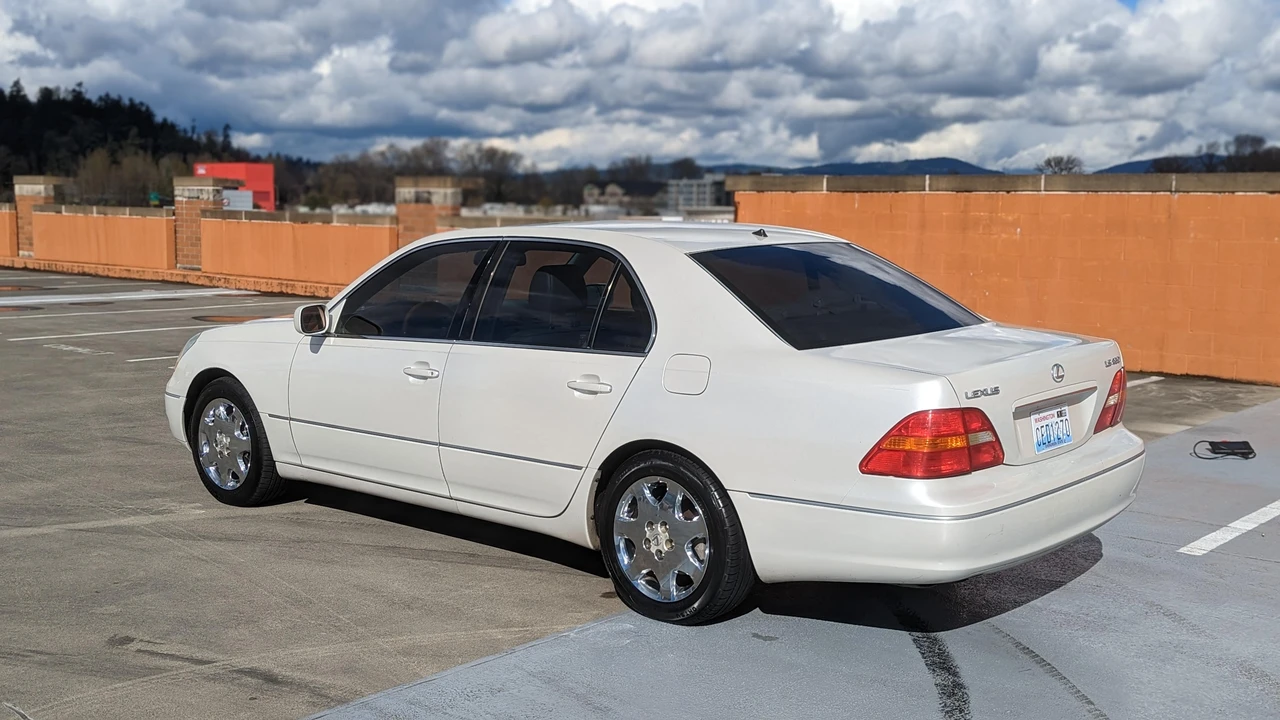 2001 Lexus LS 3rd Gen - Image 12 of 31