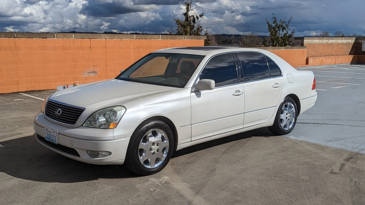 2001 Lexus LS 3rd Gen - Image 11 of 31